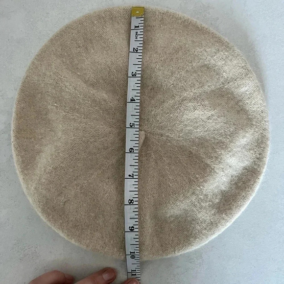 Cream coloured  Beret/ Part Wool/ Winter/ Fall - Picture 6 of 8